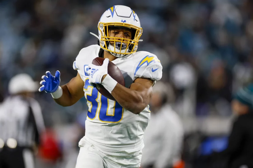 Los Angeles Chargers Running Back Austin Ekeler läuft mit dem Ball