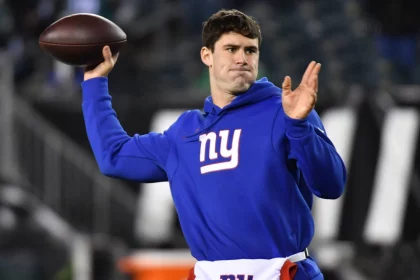 Daniel Jones, NFL, American Football Herren, USA NFC Divisional Round-New York Giants at Philadelphia Eagles Jan 21, 2023 Philadelphia, Pennsylvania, USA New York Giants quarterback Daniel Jones 8 during warmups against the Philadelphia Eagles before NFC divisional round game at Lincoln Financial Field. Philadelphia Lincoln Financial Field Pennsylvania USA, EDITORIAL USE ONLY PUBLICATIONxINxGERxSUIxAUTxONLY Copyright: xEricxHartlinex 20230121_lbm_se7_002