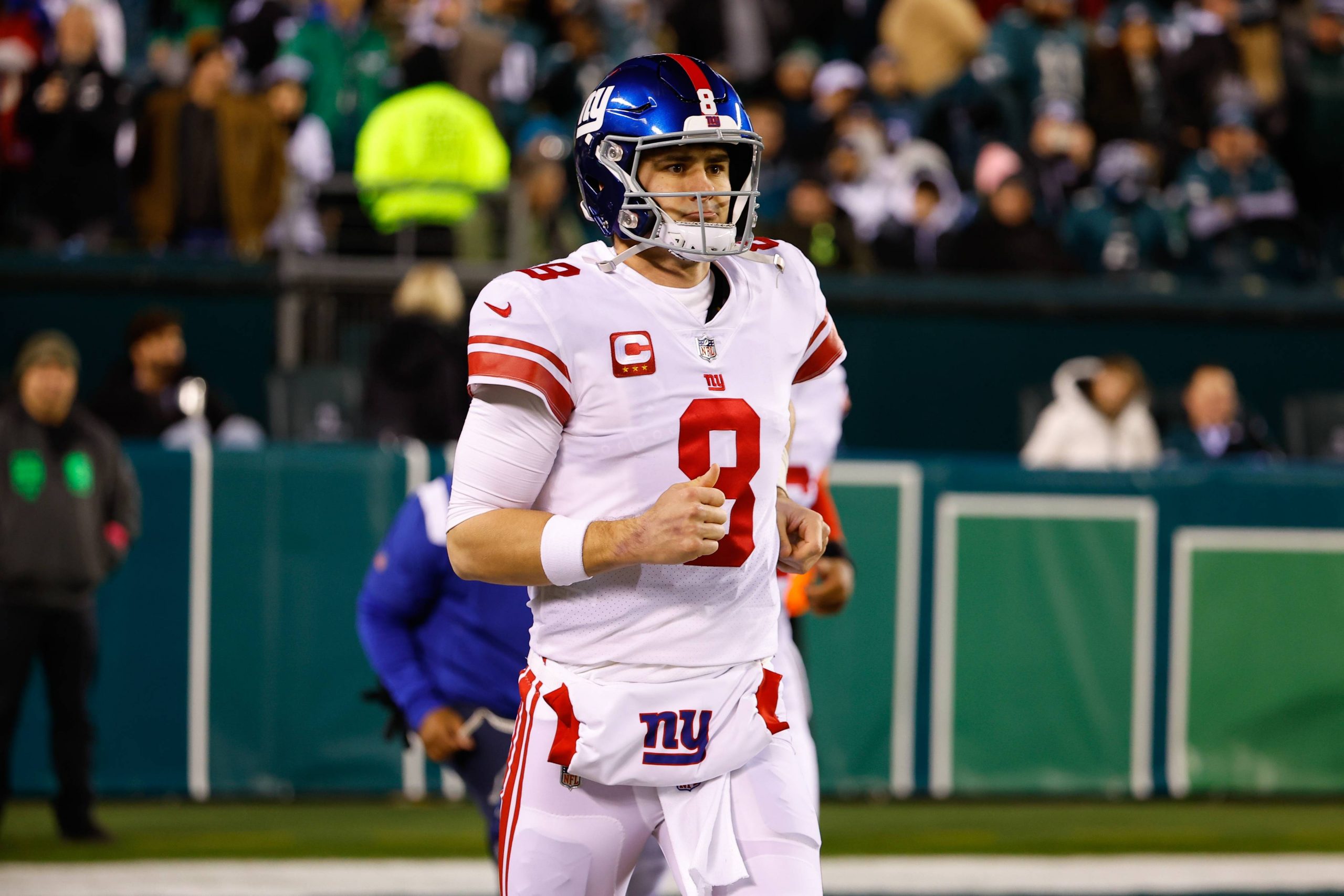 PHILADELPHIA, PA - JANUARY 21: New York Giants quarterback Daniel Jones 8 enters the field prior the NFC Divisional playoff game between the Philadelphia Eagles and the New York Giants on January 21, 2023 at Lincoln Financial Field in Philadelphia, Pennsylvania. Photo by Rich Graessle/Icon Sportswire NFL, American Football Herren, USA JAN 21 NFC Divisional Playoffs - Giants at Eagles Icon23012112838