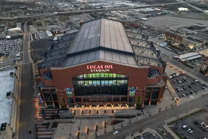 NFL, American Football Herren, USA Combine Feb 28, 2023 Indianapolis, IN, USA A general overall aerial view of Lucas Oil Stadium, the home of the Indianapolis Colts and the site of the 2023 NFL Combine. Indianapolis Indiana Convention Center Indiana United States, EDITORIAL USE ONLY PUBLICATIONxINxGERxSUIxAUTxONLY Copyright: xKirbyxLeex 20230228_hmb_al2_006