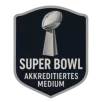 Dieser Badge zeichnet FootballR als Super Bowl akkreditiertes Medium aus! Logo mit schwarzem Schild und silbernem Rand. Oben ist eine silberne Trophäe in Form eines Footballs abgebildet. Unter der Trophäe steht in Großbuchstaben, ebenfalls in Silber, „SUPER BOWL AKKREDITIERTES MEDIUM“. Diese Beschreibung wurde mit der FootballR KI automatisch generiert.