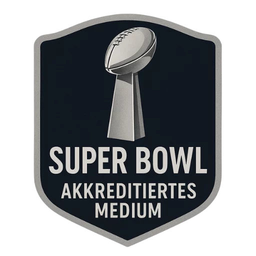 Schildförmiges Badge mit einem stilisierten silbernen Football und einer Trophäe auf dunklem Hintergrund. Der Text lautet in großen Buchstaben „SUPER BOWL“, darunter „AKKREDITIERTES MEDIUM“. Das hell umrandete Design signalisiert eine offizielle Medienakkreditierung für das Super Bowl-Event. Diese Beschreibung wurde mit der FootballR KI automatisch generiert.