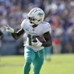 NFL Fantasy Football Woche 11: Dolphins Receiver Tyreek Hill freut sich den Chiefs das Peace Zeichen zu zeigen