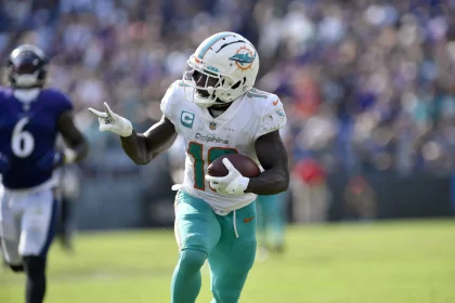NFL Fantasy Football Woche 11: Dolphins Receiver Tyreek Hill freut sich den Chiefs das Peace Zeichen zu zeigen