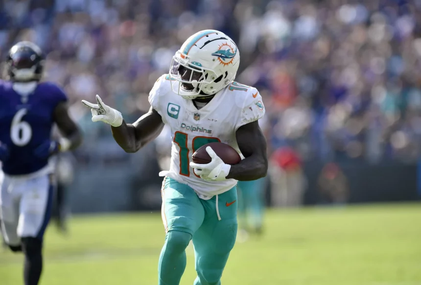 NFL Fantasy Football Woche 11: Dolphins Receiver Tyreek Hill freut sich den Chiefs das Peace Zeichen zu zeigen