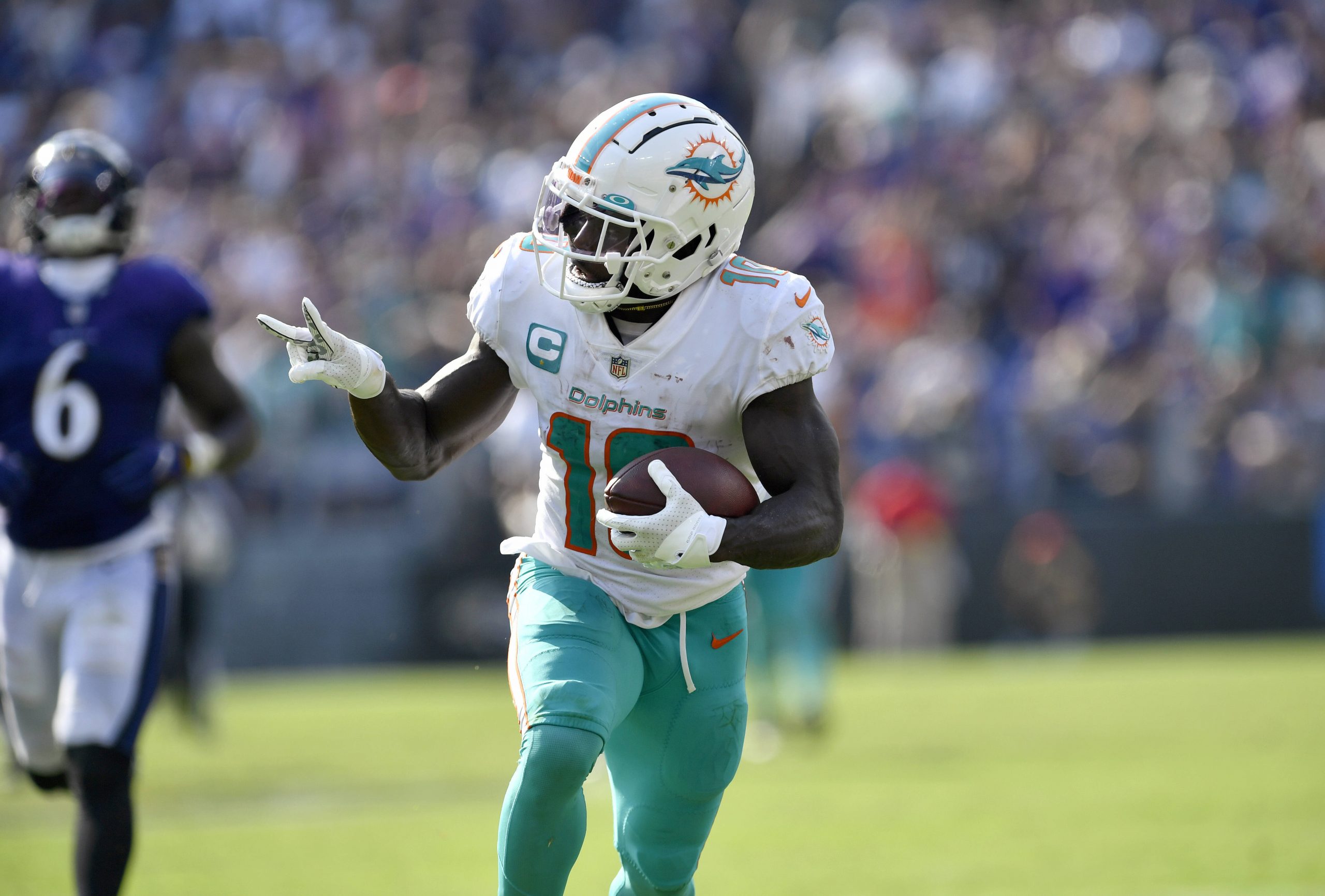 Dolphins Receiver Tyreek Hill freut sich den Chiefs das Peace Zeichen zu zeigen