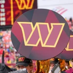 Washington Commanders Verkauf um über sechs Milliarden Dollar? Northwest Stadium im Hintergrund des Commanders Logos