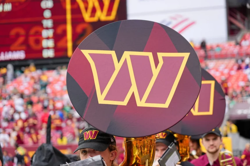 Washington Commanders Verkauf um über sechs Milliarden Dollar? Northwest Stadium im Hintergrund des Commanders Logos