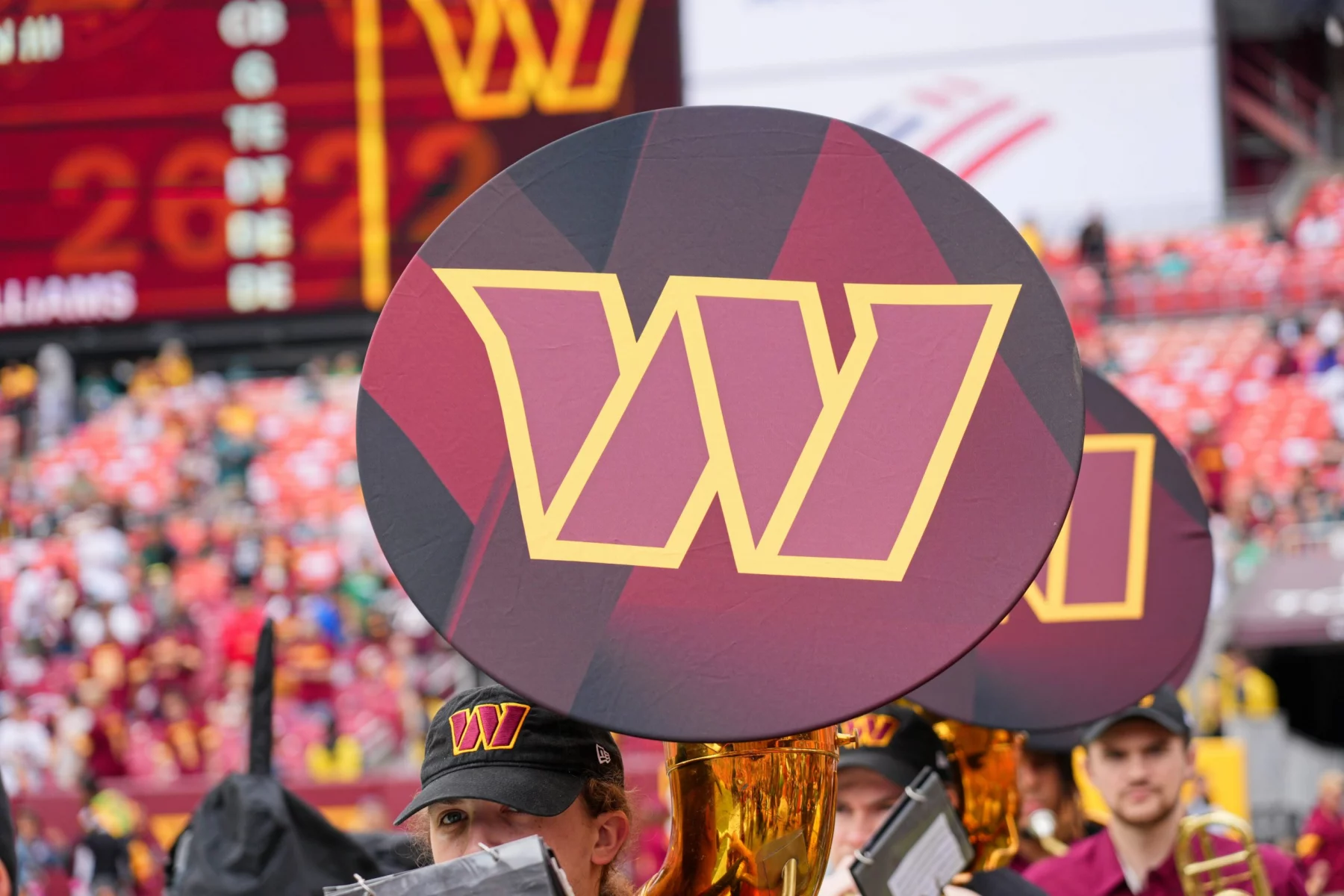 Washington Commanders Verkauf um über sechs Milliarden Dollar? Northwest Stadium im Hintergrund des Commanders Logos