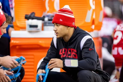 Trade? Trey Lance spricht im Bild mit Brock Purdy