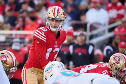 49ers Quarterback Brock Purdy vor dem Snap an der Line
