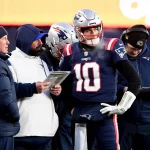Bill Belichick, Matt Patricia und Patriots-Quarterback Mac Jones im Gespräch