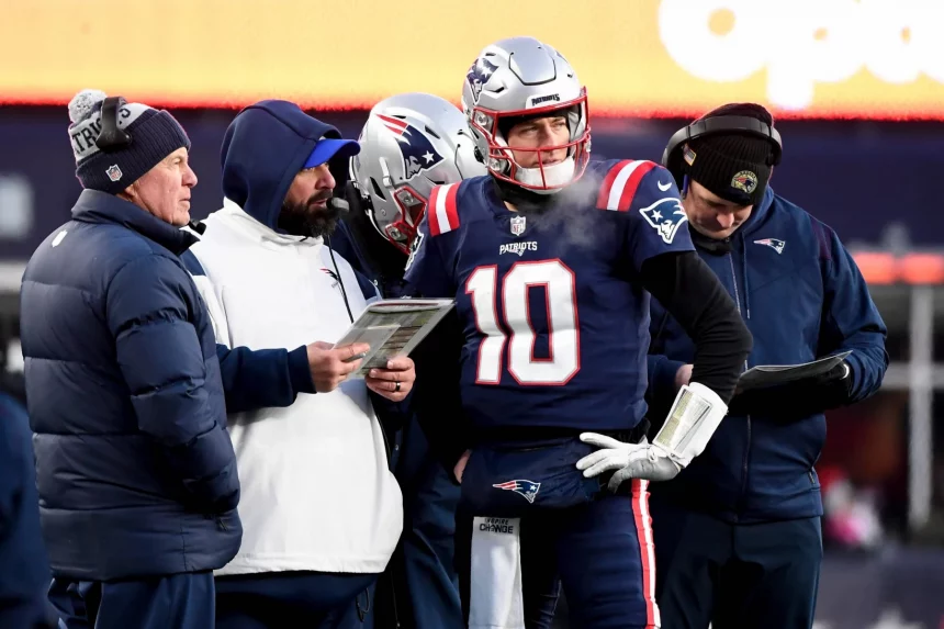 Bill Belichick, Matt Patricia und Patriots-Quarterback Mac Jones im Gespräch