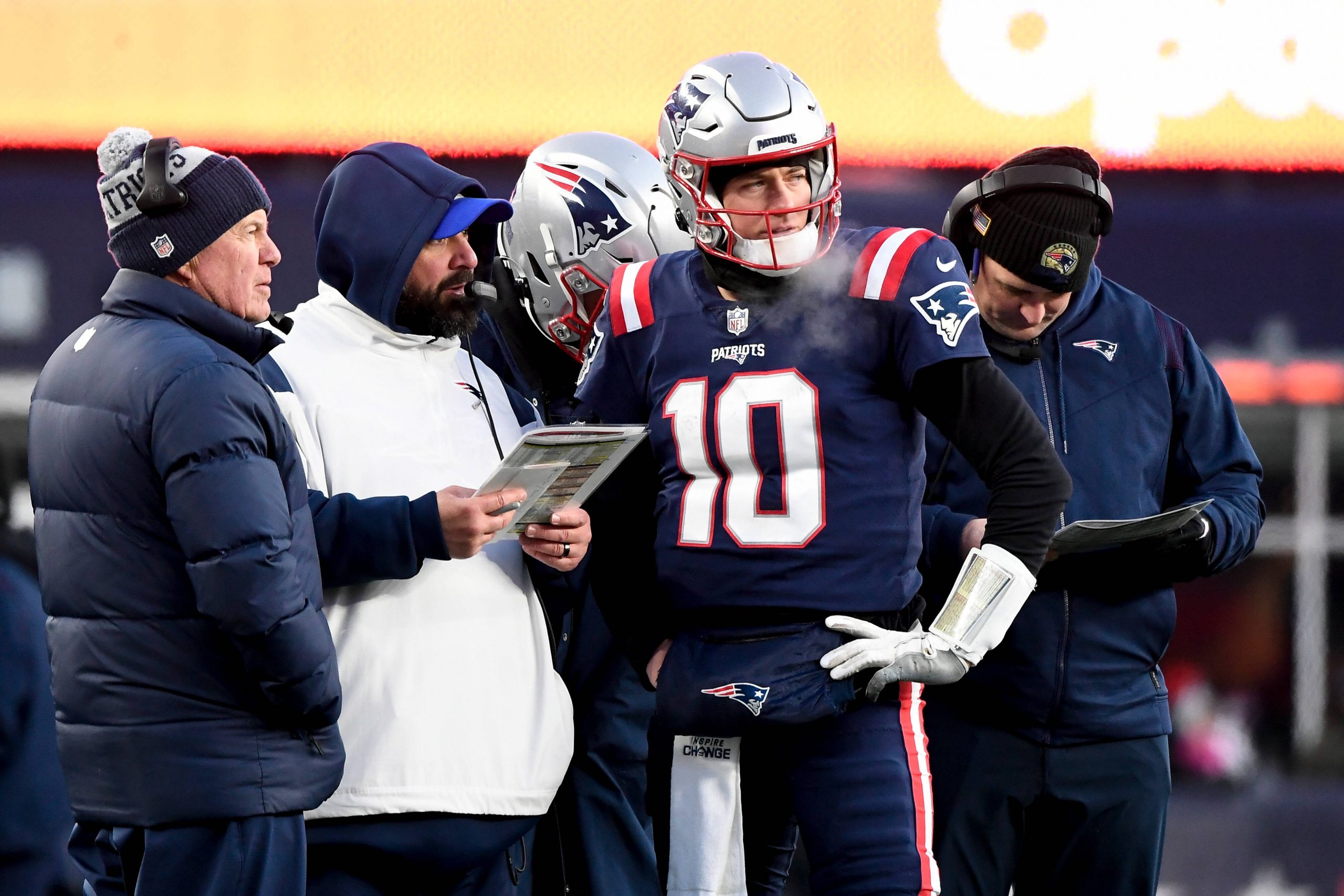 Bill Belichick, Matt Patricia und Patriots-Quarterback Mac Jones im Gespräch