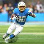 Los Angeles Chargers Running Back Austin Ekeler läuft mit dem Ball