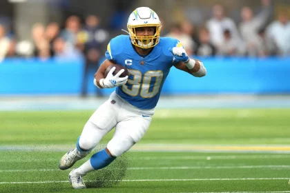 Los Angeles Chargers Running Back Austin Ekeler läuft mit dem Ball