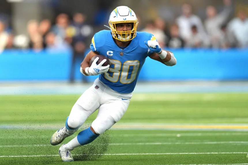 Los Angeles Chargers Running Back Austin Ekeler läuft mit dem Ball