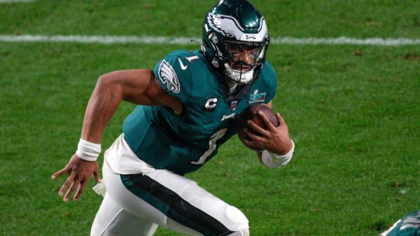Quarterback jalen hurts mit philadelphia eagles einig - rekordvertrag - jalen hurts vertrag eagles - NFL Woche 12