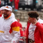 Patrick Mahomes Knöchel immer noch angeschlagen - Hier im Bild mit Travis Kelce