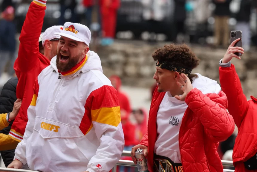 Patrick Mahomes Knöchel immer noch angeschlagen - Hier im Bild mit Travis Kelce