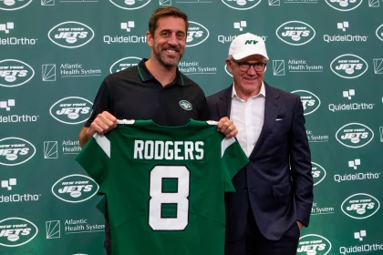 Black Friday - Aaron Rodgers bei seiner ersten Pressekonferenz bei den New York Jets