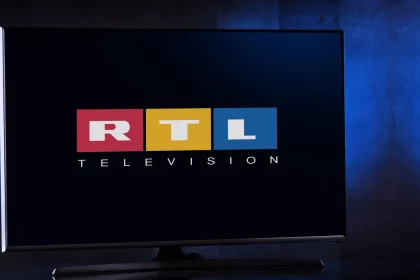 NFL Week 5 - Week 2 Free TV - NFL auf RTL in Woche 6 - Free TV - POZNAN, POL - FEB 04, 2020: Flat-screen TV set displaying logo of RTL, a German free-to-air television channel owned by the RTL Group. NFL Woche 12.