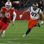 XFL: Seattle Sea Dragons at D.C. Defenders Feb 19, 2023 Washington, DC, USA D.C. Defenders quarterback Ta amu Jordan 10 runs with the ball as Seattle Sea Dragons defensive end Niko Lalos 97 chases during the second quarter at Audi Field. Washington Audi Field DC USA, EDITORIAL USE ONLY PUBLICATIONxINxGERxSUIxAUTxONLY Copyright: xGeoffxBurkex 20230219_gkb_sb4_007
