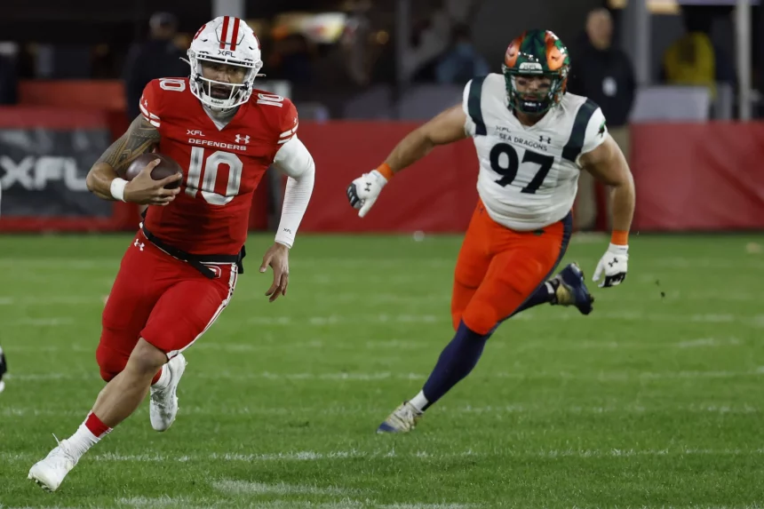 XFL: Seattle Sea Dragons at D.C. Defenders Feb 19, 2023 Washington, DC, USA D.C. Defenders quarterback Ta amu Jordan 10 runs with the ball as Seattle Sea Dragons defensive end Niko Lalos 97 chases during the second quarter at Audi Field. Washington Audi Field DC USA, EDITORIAL USE ONLY PUBLICATIONxINxGERxSUIxAUTxONLY Copyright: xGeoffxBurkex 20230219_gkb_sb4_007