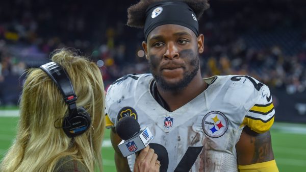 HOUSTON, TX - DECEMBER 25: Pittsburgh Steelers running back Le Veon Bell (26) is interviewed following the football game between the Pittsburgh Steelers and Houston Texans on December 25, 2017 at NRG Stadium in Houston, Texas. (Photo by Ken Murray/Icon Sportswire) NFL American Football Herren USA DEC 25 Steelers at Texans PUBLICATIONxINxGERxSUIxAUTxHUNxRUSxSWExNORxDENxONLY Icon171225159