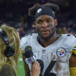 HOUSTON, TX - DECEMBER 25: Pittsburgh Steelers running back Le Veon Bell (26) is interviewed following the football game between the Pittsburgh Steelers and Houston Texans on December 25, 2017 at NRG Stadium in Houston, Texas. (Photo by Ken Murray/Icon Sportswire) NFL American Football Herren USA DEC 25 Steelers at Texans PUBLICATIONxINxGERxSUIxAUTxHUNxRUSxSWExNORxDENxONLY Icon171225159