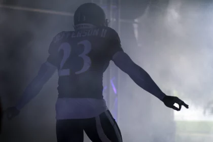 BALTIMORE, MD - SEPTEMBER 29: Baltimore Ravens strong safety Tony Jefferson 23 runs out of the tunnel as he is introduced prior to the game against the Cleveland Browns on September 29, 2019, at M&T Bank Stadium in Baltimore, MD. Photo by Mark Goldman/Icon Sportswire NFL, American Football Herren, USA SEP 29 Browns at Ravens PUBLICATIONxINxGERxSUIxAUTxHUNxRUSxSWExNORxDENxONLY Icon74919092983