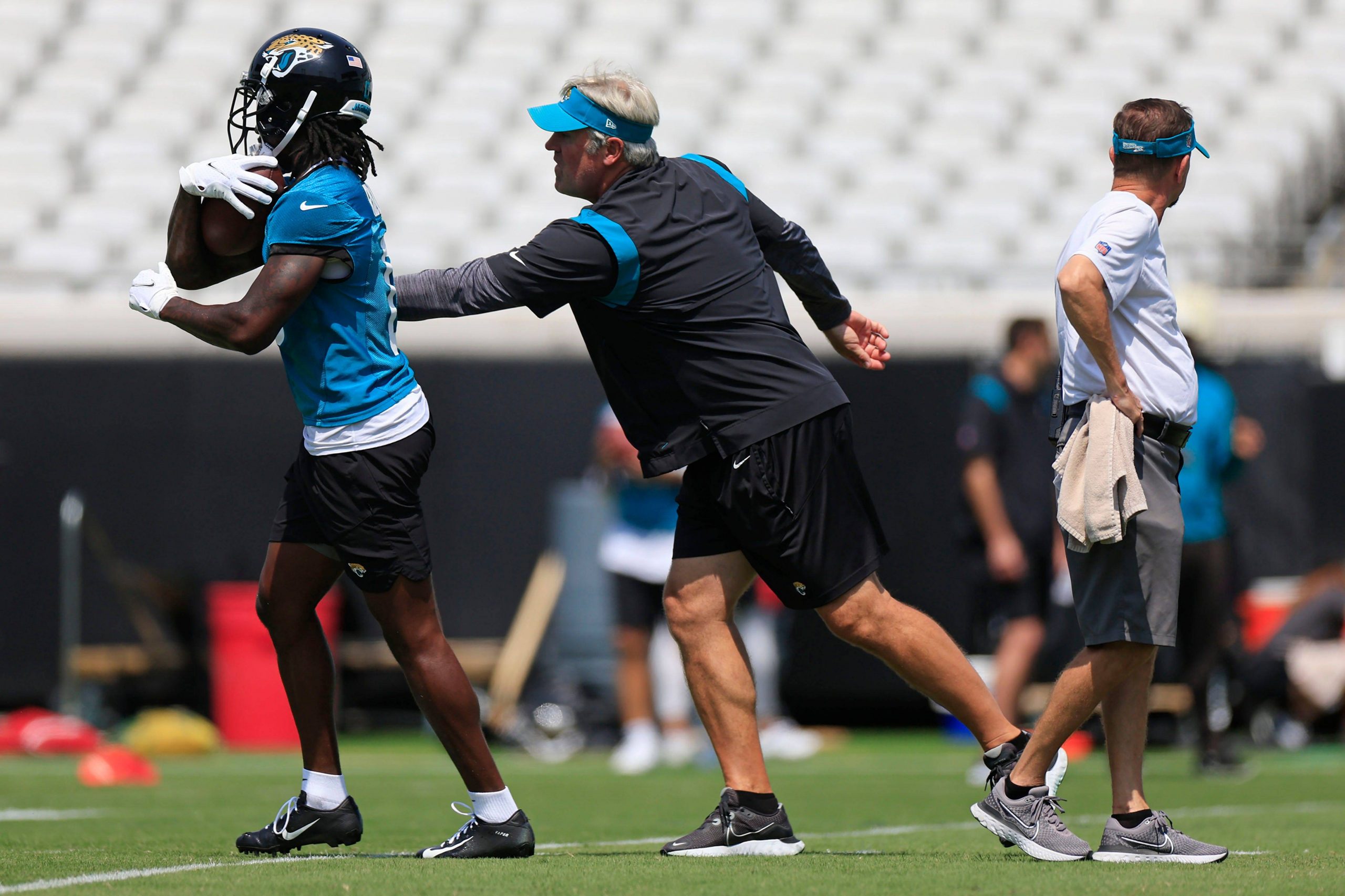 Syndication: Florida Times-Union Jacksonville Jaguars head coach Doug Pederson tries to knock the ball from wide receiver Calvin Ridley 0 during an organized team activity Tuesday, May 30, 2023 at TIAA Bank Field in Jacksonville, Fla. , EDITORIAL USE ONLY PUBLICATIONxINxGERxSUIxAUTxONLY Copyright: xCoreyxPerrine/FloridaxTimes-Unionx 20786838