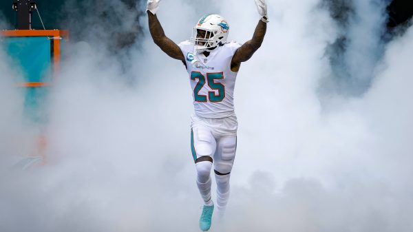 MIAMI GARDENS, FL - SEPTEMBER 25: Miami Dolphins cornerback Xavien Howard 25 during player intros before the game between the Buffalo Bills and the Miami Dolphins on September 25, 2022 at Hard Rock Stadium in Miami Gardens, Fl. Photo by David Rosenblum/Icon Sportswire NFL, American Football Herren, USA SEP 25 Bills at Dolphins Icon220925220881