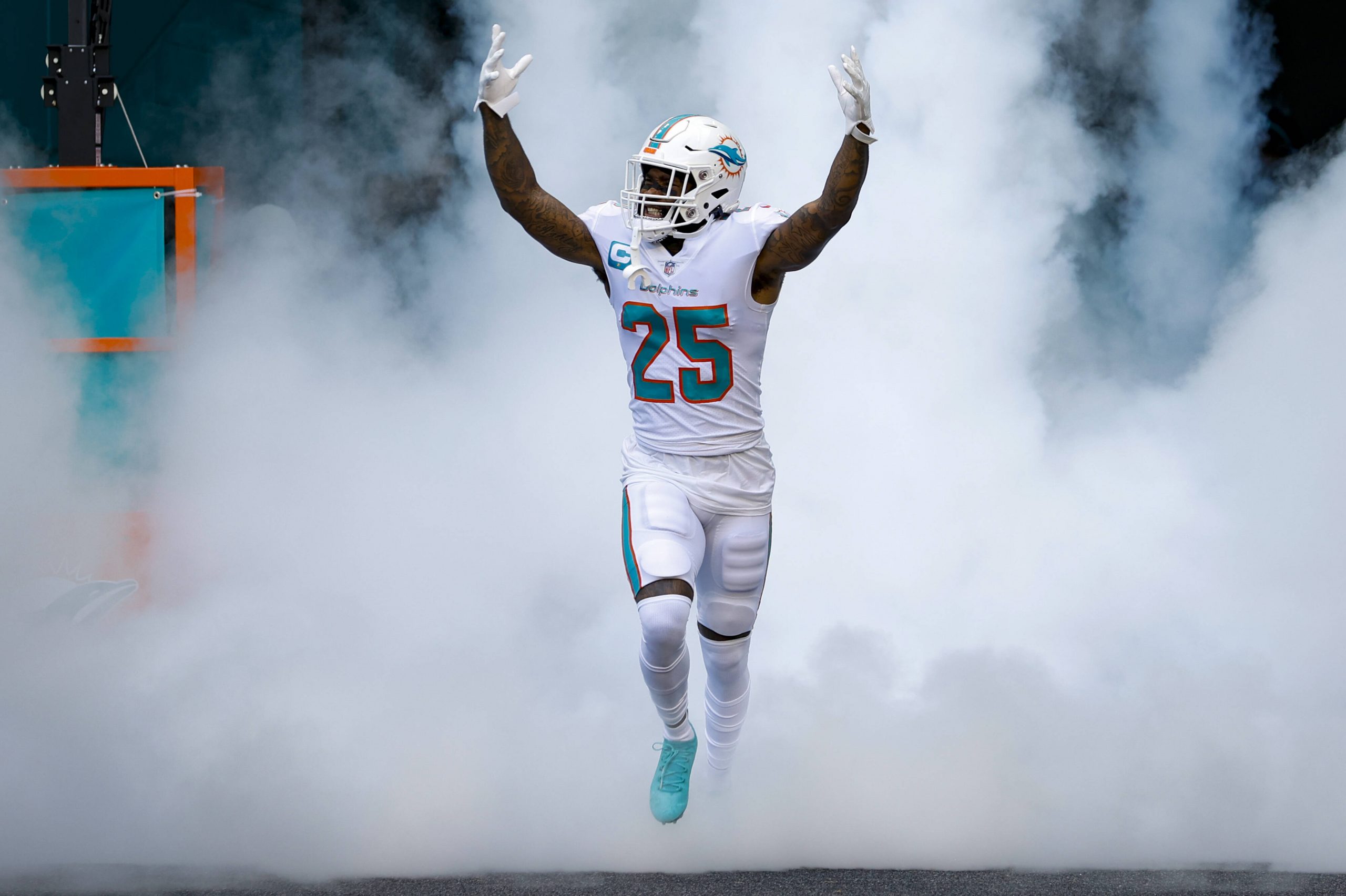 MIAMI GARDENS, FL - SEPTEMBER 25: Miami Dolphins cornerback Xavien Howard 25 during player intros before the game between the Buffalo Bills and the Miami Dolphins on September 25, 2022 at Hard Rock Stadium in Miami Gardens, Fl. Photo by David Rosenblum/Icon Sportswire NFL, American Football Herren, USA SEP 25 Bills at Dolphins Icon220925220881