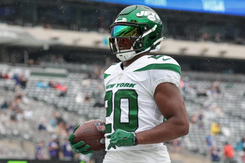 NFL, American Football Herren, USA Baltimore Ravens at New York Jets, Sep 11, 2022 East Rutherford, New Jersey, USA New York Jets running back Breece Hall 20 warms up before the game against the Baltimore Ravens at MetLife Stadium. Mandatory Credit: Vincent Carchietta-USA TODAY Sports, 11.09.2022 12:21:11, 19027816, NPStrans, MetLife Stadium, New York Jets, NFL, Baltimore Ravens, Breece Hall PUBLICATIONxINxGERxSUIxAUTxONLY Copyright: xVincentxCarchiettax 19027816