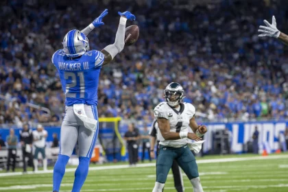 NFL, American Football Herren, USA Philadelphia Eagles at Detroit Lions, Sep 11, 2022 Detroit, Michigan, USA Detroit Lions safety Tracy Walker III 21 blocks a pass attempt by Philadelphia Eagles quarterback Jalen Hurts 1 in the second quarter at Ford Field. Mandatory Credit: David Reginek-USA TODAY Sports, 11.09.2022 14:08:31, 19028266, NPStrans, NFL, Jalen Hurts, Philadelphia Eagles, Detroit Lions, Ford Field, TopPic PUBLICATIONxINxGERxSUIxAUTxONLY Copyright: xDavidxReginekx 19028266