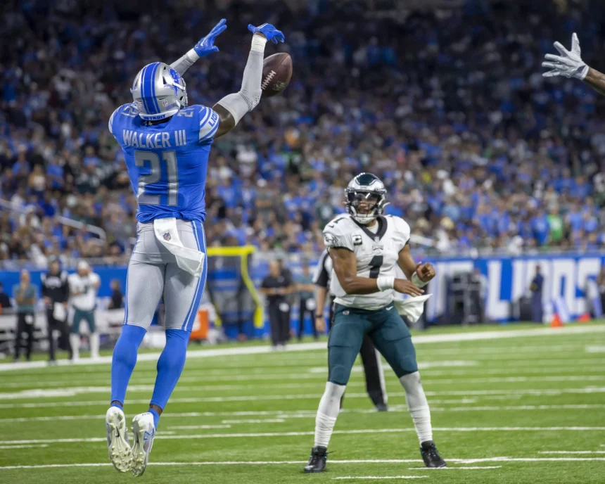 NFL, American Football Herren, USA Philadelphia Eagles at Detroit Lions, Sep 11, 2022 Detroit, Michigan, USA Detroit Lions safety Tracy Walker III 21 blocks a pass attempt by Philadelphia Eagles quarterback Jalen Hurts 1 in the second quarter at Ford Field. Mandatory Credit: David Reginek-USA TODAY Sports, 11.09.2022 14:08:31, 19028266, NPStrans, NFL, Jalen Hurts, Philadelphia Eagles, Detroit Lions, Ford Field, TopPic PUBLICATIONxINxGERxSUIxAUTxONLY Copyright: xDavidxReginekx 19028266