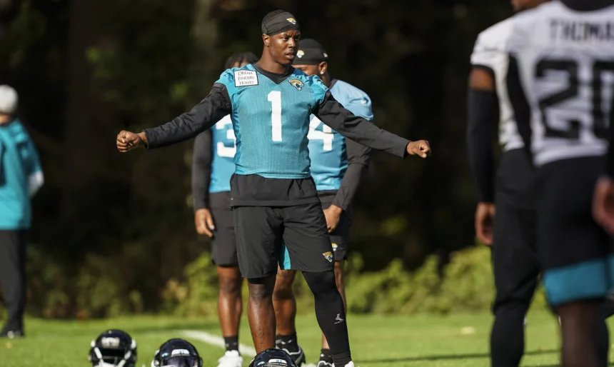 Jacksonville Jaguars American Football Press and Training Day Travis Etienne Jr. 1 RB of Jacksonville Jaguars during the practise session and media day for Jacksonville Jaguars at the Grove Hotel, Chandler s Cross, United Kingdom on 28 October 2022. Editorial use only , Copyright: xJasonxBrownx PSI-16236-0012