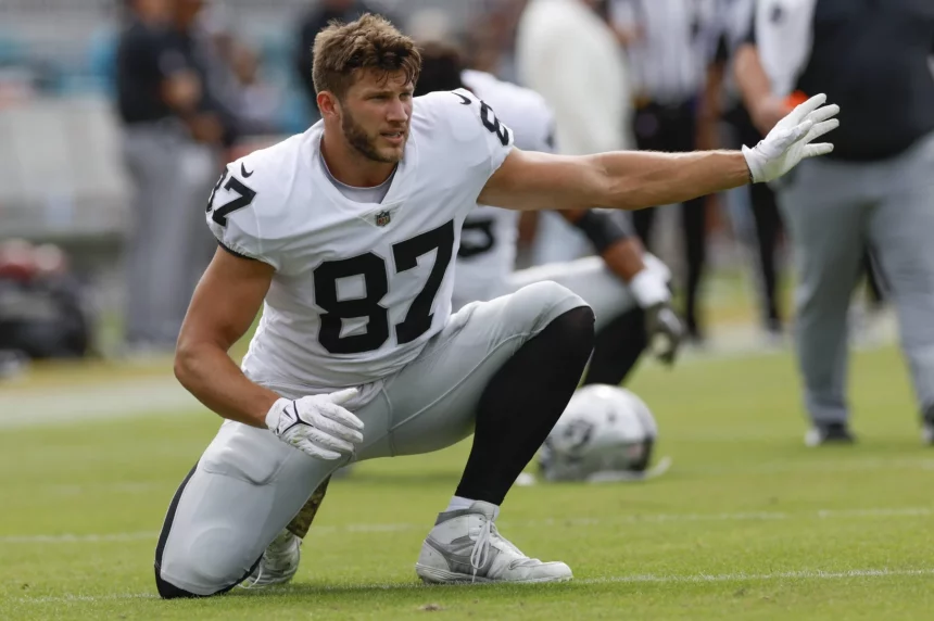 Foster Moreau kehrt nach Krebs Diagnose in die NFL zurück