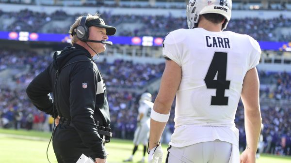 NFL, American Football Herren, USA Oakland Raiders at Baltimore Ravens, Nov 25, 2018 Baltimore, MD, USA Oakland Raiders head coach Jon Gruden speaks with quarterback Derek Carr 4 during the first quarter against the Baltimore Ravens at M&ampT Bank Stadium. Mandatory Credit: Tommy Gilligan-USA TODAY Sports, 25.11.2018 13:26:08, 11730630, NPStrans, Derek Carr, M&ampT Bank Stadium, Jon Gruden, NFL, Baltimore Ravens, Oakland Raiders PUBLICATIONxINxGERxSUIxAUTxONLY Copyright: xTommyxGilliganx 11730630
