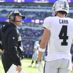 NFL, American Football Herren, USA Oakland Raiders at Baltimore Ravens, Nov 25, 2018 Baltimore, MD, USA Oakland Raiders head coach Jon Gruden speaks with quarterback Derek Carr 4 during the first quarter against the Baltimore Ravens at M&ampT Bank Stadium. Mandatory Credit: Tommy Gilligan-USA TODAY Sports, 25.11.2018 13:26:08, 11730630, NPStrans, Derek Carr, M&ampT Bank Stadium, Jon Gruden, NFL, Baltimore Ravens, Oakland Raiders PUBLICATIONxINxGERxSUIxAUTxONLY Copyright: xTommyxGilliganx 11730630