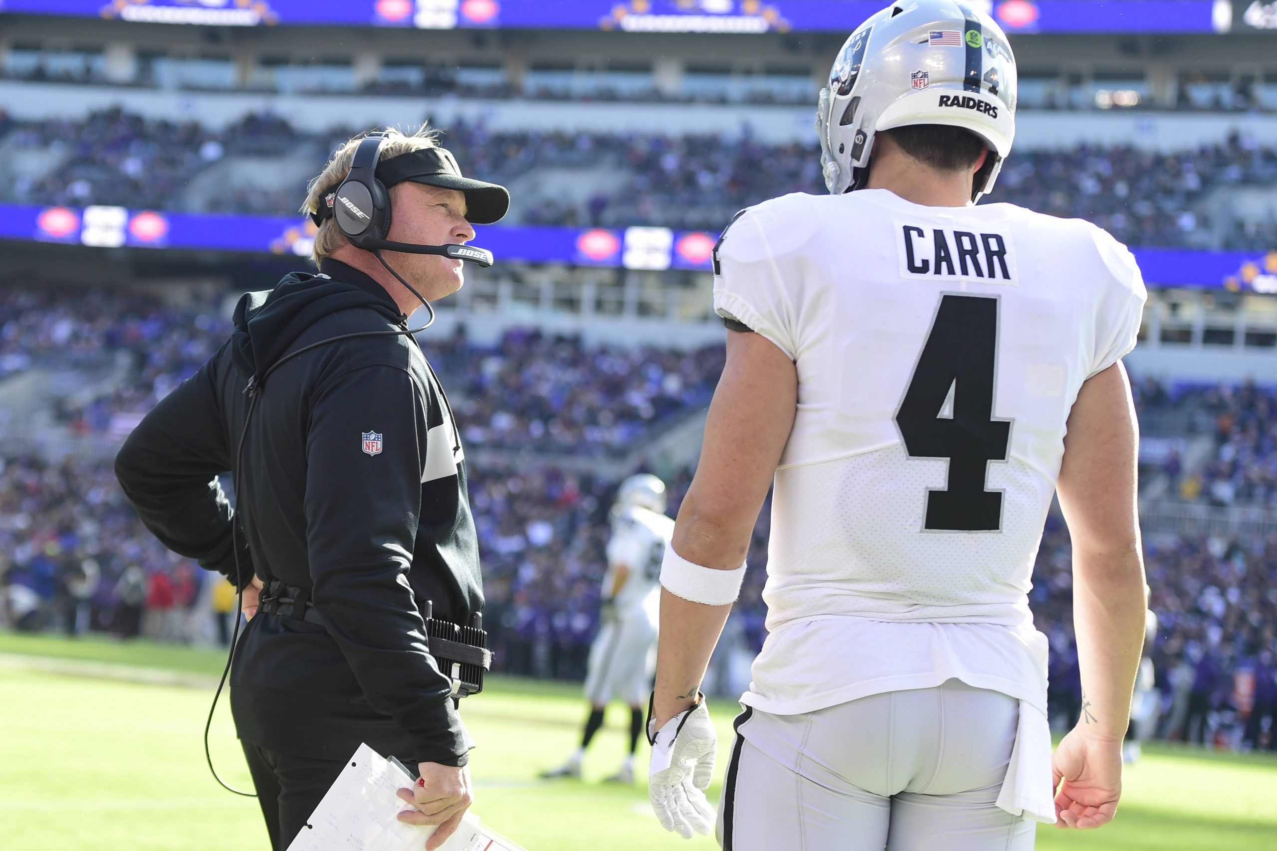 NFL, American Football Herren, USA Oakland Raiders at Baltimore Ravens, Nov 25, 2018 Baltimore, MD, USA Oakland Raiders head coach Jon Gruden speaks with quarterback Derek Carr 4 during the first quarter against the Baltimore Ravens at M&ampT Bank Stadium. Mandatory Credit: Tommy Gilligan-USA TODAY Sports, 25.11.2018 13:26:08, 11730630, NPStrans, Derek Carr, M&ampT Bank Stadium, Jon Gruden, NFL, Baltimore Ravens, Oakland Raiders PUBLICATIONxINxGERxSUIxAUTxONLY Copyright: xTommyxGilliganx 11730630