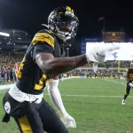 NFL, American Football Herren, USA Cincinnati Bengals at Pittsburgh Steelers Nov 20, 2022 Pittsburgh, Pennsylvania, USA Pittsburgh Steelers wide receiver George Pickens 14 celebrates his touchdown against the Cincinnati Bengals during the second quarter at Acrisure Stadium. Pittsburgh Acrisure Stadium Pennsylvania USA, EDITORIAL USE ONLY PUBLICATIONxINxGERxSUIxAUTxONLY Copyright: xCharlesxLeClairex 20221120_JAB_al8_403