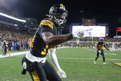NFL, American Football Herren, USA Cincinnati Bengals at Pittsburgh Steelers Nov 20, 2022 Pittsburgh, Pennsylvania, USA Pittsburgh Steelers wide receiver George Pickens 14 celebrates his touchdown against the Cincinnati Bengals during the second quarter at Acrisure Stadium. Pittsburgh Acrisure Stadium Pennsylvania USA, EDITORIAL USE ONLY PUBLICATIONxINxGERxSUIxAUTxONLY Copyright: xCharlesxLeClairex 20221120_JAB_al8_403
