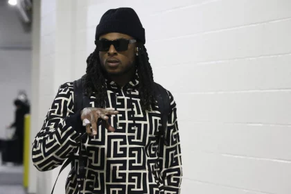 NFL, American Football Herren, USA Las Vegas Raiders at Pittsburgh Steelers Dec 24, 2022 Pittsburgh, Pennsylvania, USA Las Vegas Raiders wide receiver Davante Adams 17 arrives at the stadium before the game against the Pittsburgh Steelers at Acrisure Stadium. Pittsburgh Acrisure Stadium Pennsylvania USA, EDITORIAL USE ONLY PUBLICATIONxINxGERxSUIxAUTxONLY Copyright: xCharlesxLeClairex 20221224_JAB_al8_249