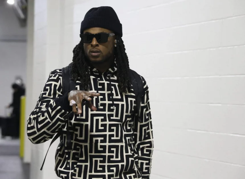 NFL, American Football Herren, USA Las Vegas Raiders at Pittsburgh Steelers Dec 24, 2022 Pittsburgh, Pennsylvania, USA Las Vegas Raiders wide receiver Davante Adams 17 arrives at the stadium before the game against the Pittsburgh Steelers at Acrisure Stadium. Pittsburgh Acrisure Stadium Pennsylvania USA, EDITORIAL USE ONLY PUBLICATIONxINxGERxSUIxAUTxONLY Copyright: xCharlesxLeClairex 20221224_JAB_al8_249