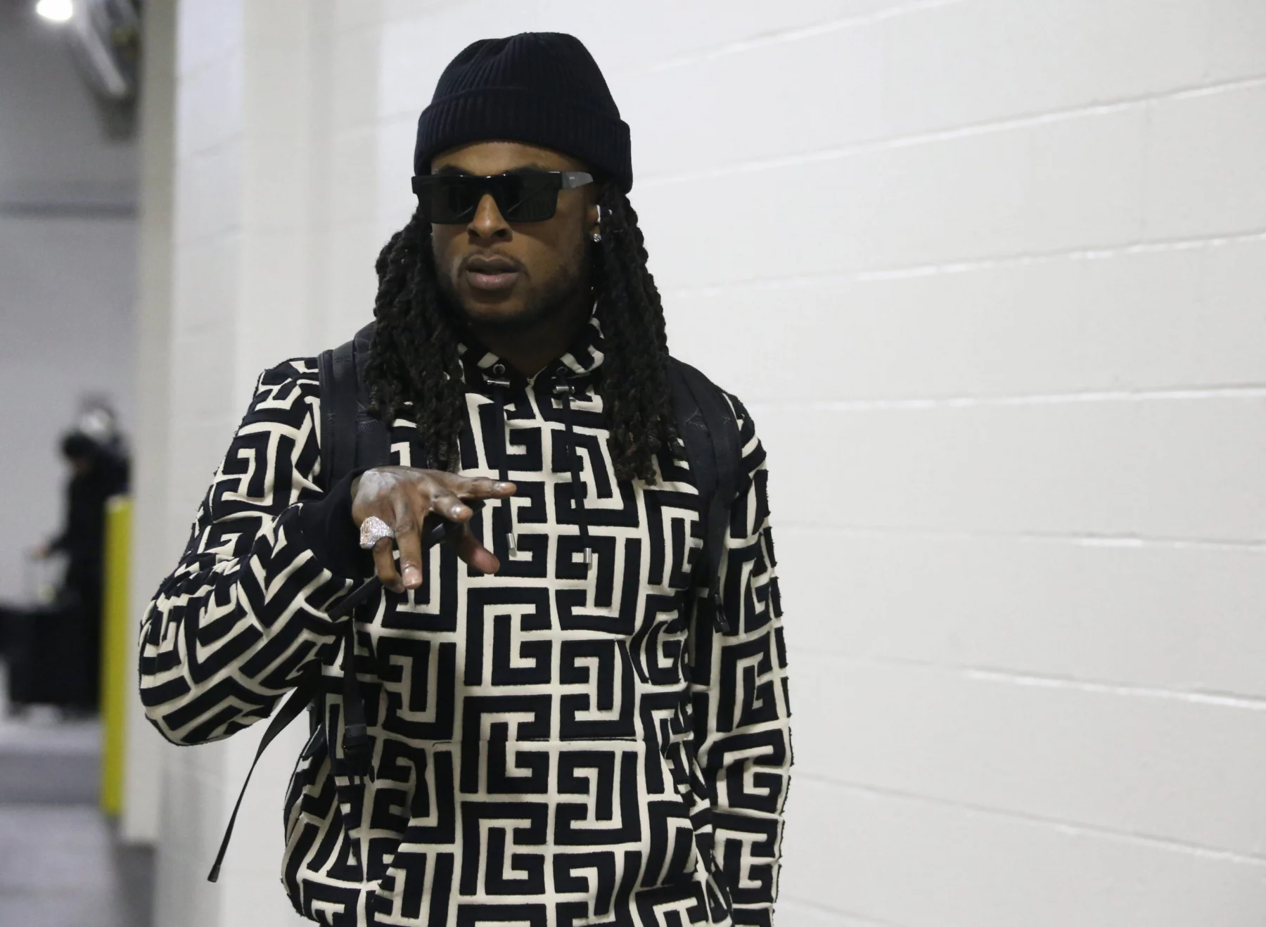 NFL, American Football Herren, USA Las Vegas Raiders at Pittsburgh Steelers Dec 24, 2022 Pittsburgh, Pennsylvania, USA Las Vegas Raiders wide receiver Davante Adams 17 arrives at the stadium before the game against the Pittsburgh Steelers at Acrisure Stadium. Pittsburgh Acrisure Stadium Pennsylvania USA, EDITORIAL USE ONLY PUBLICATIONxINxGERxSUIxAUTxONLY Copyright: xCharlesxLeClairex 20221224_JAB_al8_249