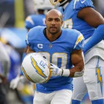 Chargers RB Austin Ekeler mit Helm in der Hand