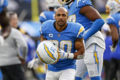 Chargers RB Austin Ekeler mit Helm in der Hand