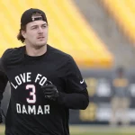 NFL, American Football Herren, USA Cleveland Browns at Pittsburgh Steelers Jan 8, 2023 Pittsburgh, Pennsylvania, USA Pittsburgh Steelers quarterback Kenny Pickett 8 wears a shirt in honor of Buffalo Bills safety Damar Hamlin not pictured as he warms up before the game against the Cleveland Browns at Acrisure Stadium. Pittsburgh Acrisure Stadium Pennsylvania USA, EDITORIAL USE ONLY PUBLICATIONxINxGERxSUIxAUTxONLY Copyright: xCharlesxLeClairex 20230108_ams_al8_0001